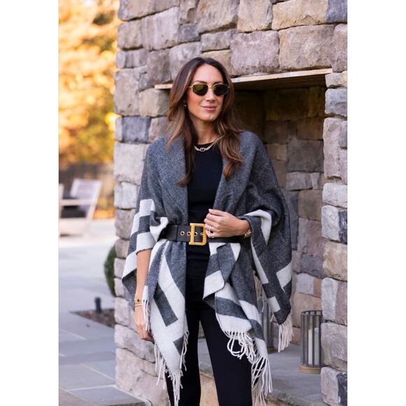 Walter Baker Verushka Reversible Poncho Charcoal Black Ivory White - Picture 1 of 4